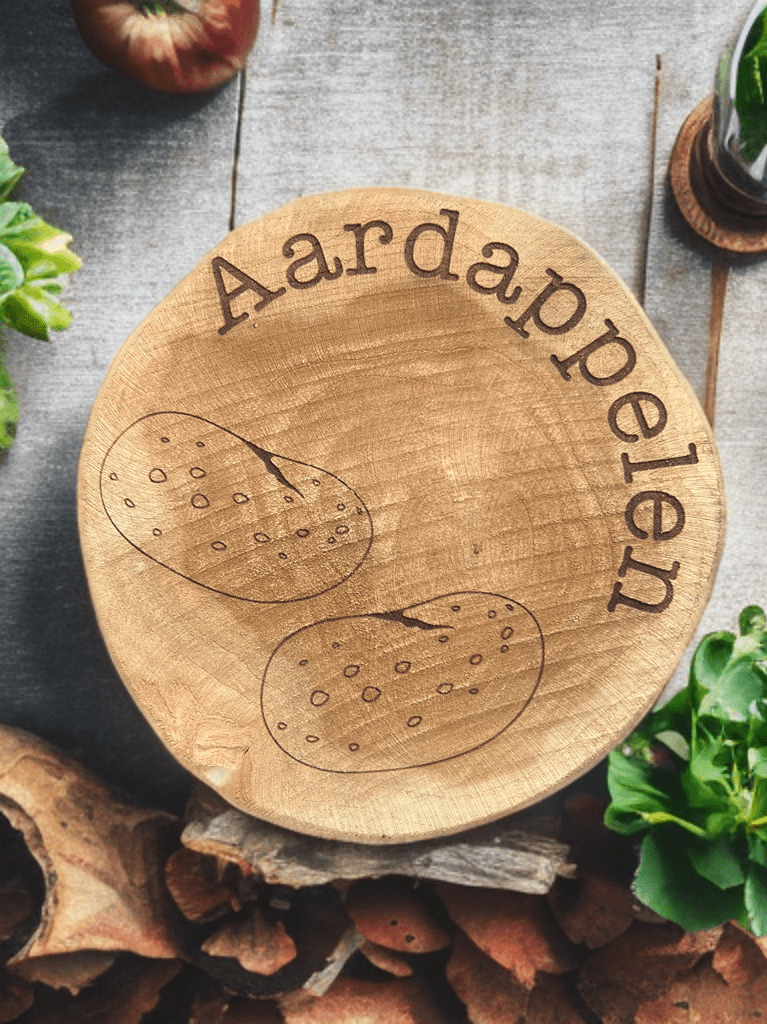 handgemaakte houten onderzetter aardappelen